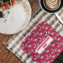 Pratos de papel com folhas de bordo em um fundo de