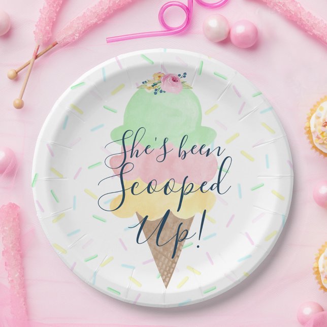 Pratos de Papel de Sorvete Ela Foi Escovada (She's Been Scooped Up Sprinkle Bridal Shower Paper Plates)