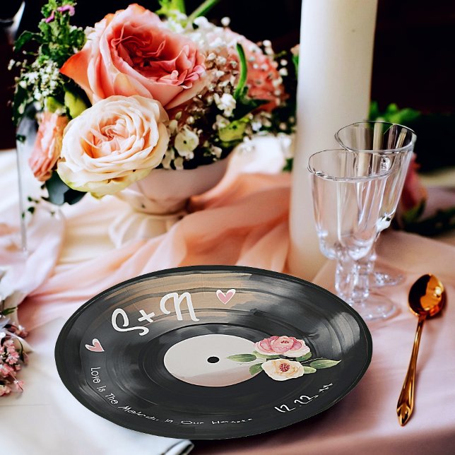 Pratos de Papel de Vinil Floral Aquarela (Pretty, vintage vinyl record paper plates with flowers and the initials of the bride and groom. )