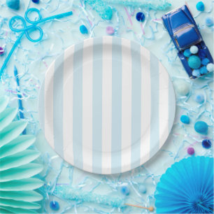 Pratos de papel listrados de azul bebê e branco