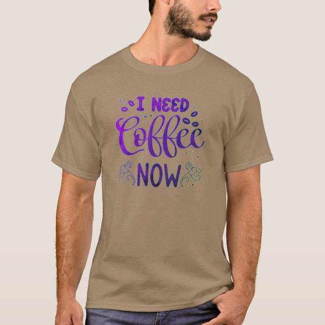 Preciso de café, agora uma camiseta escura engraça (Frente)
