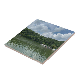 Preferencialmente na porta copos do lago