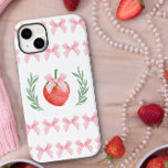 Preppy Strawberry Pink Gingham Arcos Laurel Wreath<br><div class="desc">Capas de iphone com a estética pré-disquete coquetel em rosa e branco. Design apresenta um morango com arco cor-de-rosa, enquadrado com uma coroa de estilo laurel e bordas padrão de arcos cor-de-rosa que combinam com o logotipo de morango. Projetado para o iPhone 14 Plus, mas ajustado muitos outros modelos. Se...</div>
