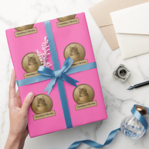 Presente Algo Está Sendo Preparado Rosa Quente Papel de Emb