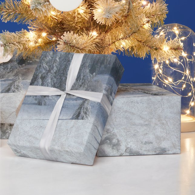 Presente Cena de árvores de Natal nevadas embrulhando papel (Feriados)