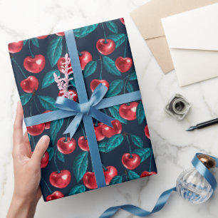 Presente Cerejas vermelhas em papel de embalagem azul escur
