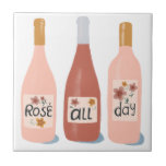 presente de amantes de vinho do rosa All Day<br><div class="desc">Veja este azulejo incrível com uma ilustração divertida sobre vinho. Personalize com o seu texto. Veja meu compro para mais designs e cores também!</div>