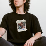 Presente de ano e foto de última página personaliz<br><div class="desc">Dirija uma pista de memória com nossa foto de vintage personalizada e camisa do ano - uma combinação perfeita de encanto retrô e estilo moderno. Esta camisa é um tributo eterno às suas lembranças queridas. Adote nostalgia em cada visto e mostre seus momentos mais preciosos com estilo. Não vista uma...</div>