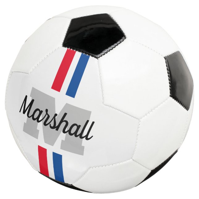 Presente de bola de futebol listrada com monograma (Três quartos)