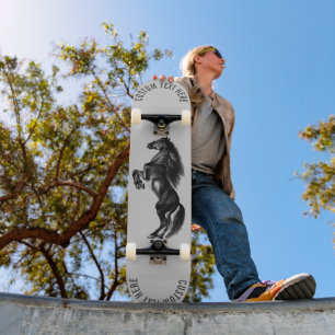Presente de Skate Black Horse com Texto Personaliz