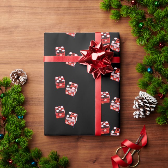 Presente Disco vermelho e branco sobre papel de enrolamento (Presente de Natal)