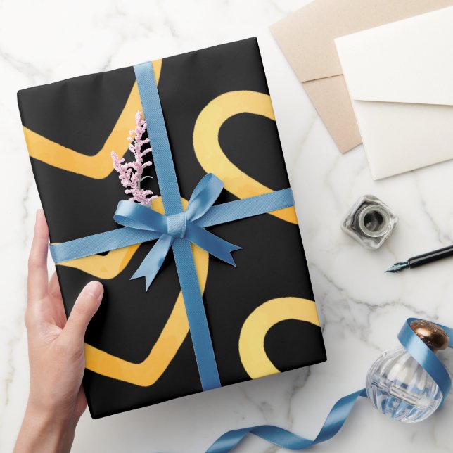 Presente Dourado coração no papel de enrolamento em fundo p (Presentear)