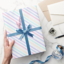 Presente Enrolando papel em uma festa de aniversário mágica