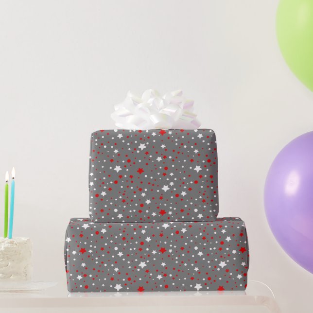Presente Estrelas brancas e vermelhas no papel de enrolamen (Presentes para festas)