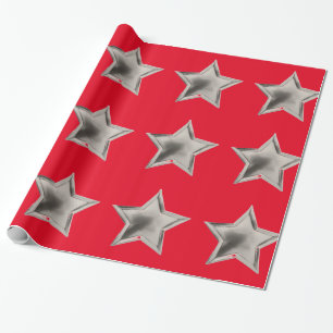 Presente Estrelas de Prata no Papel de Enrolamento Vermelho