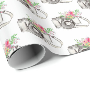 Presente Flores e câmera em papel branco de empacotamento