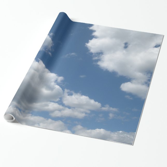 Presente Nuvens contra um papel de envolvimento do céu azul (Desenrolado)