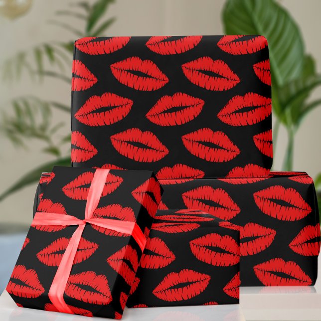 Presente Papel de emblema preto de pau vermelho (Perfect wrapping paper for Valentine's Day or any time you need to wrap a gift in lots of kisses)