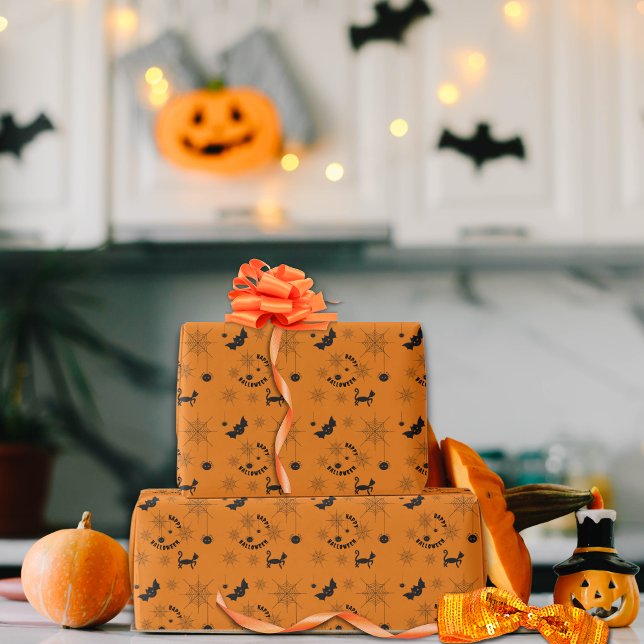 Presente Papel de enrolamento preto e laranja do Halloween (Halloween Black & Orange Traditional Wrapping Paper with black cats, cobwebs, spiders and bats.)
