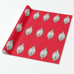 Presente Papel de enrolamento vermelho em prata e ornamento