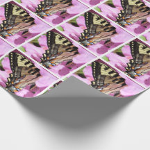 Papel de envolvimento da borboleta com flor