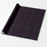 Presente Papel de ondulação de casamentos góticos e roxos e<br><div class="desc">Nosso belo papel de embrulho gótico de coração roxo e preto é escuro,  mas adorável com nosso design de rolagem artístico. Eles foram projetados em uma coleção de vários itens para que todo o seu casamento possa ser coordenado com o mesmo estilo!</div>