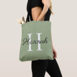 Presente para Dama de Honra com Monograma em Tote<br><div class="desc">Bolsa Tote Verde Sage com Monograma e Nome da Dama de Honra. Presente perfeito para suas damas de honra e madrinha. Personalizado com a primeira letra e nome.</div>