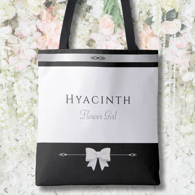 Presente para Menina das Flores | Bolsa de Mão Min (Sweet personalized Flower Girl gift tote bag with luxury typography against a white floral wall)