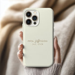 Presente Personalizado de Capinha de Celular Sra e<br><div class="desc">Celebre sua história de amor todos os dias com esta capa de telefone personalizada, projetada para noivas, recém-casados e casais que valorizam lembranças significativas. Adicione seu novo sobrenome, iniciais, data de casamento ou “Sr & Sra” para criar uma capa única, protetora e elegante que viaja para todos os lugares que...</div>