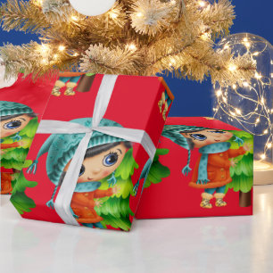 Presente Rapariga de natal com papel de enrolamento de árvo