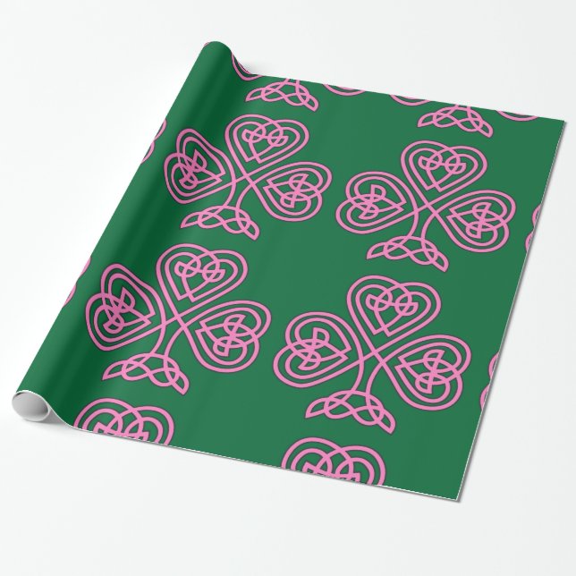Presente Shamrock cor-de-rosa no papel de enrolamento verde (Desenrolado)