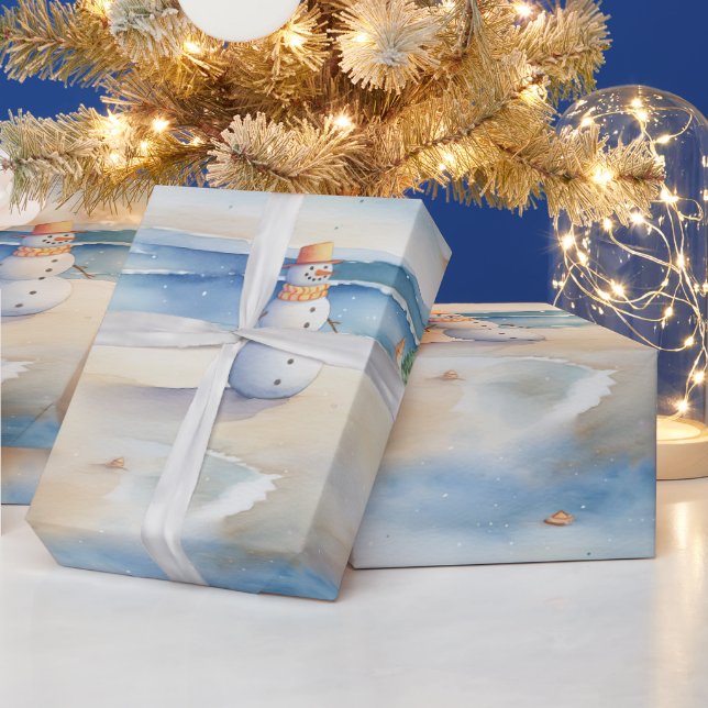Presente Snowman Sobre O Papel De Arrastamento Na Praia (Feriados)