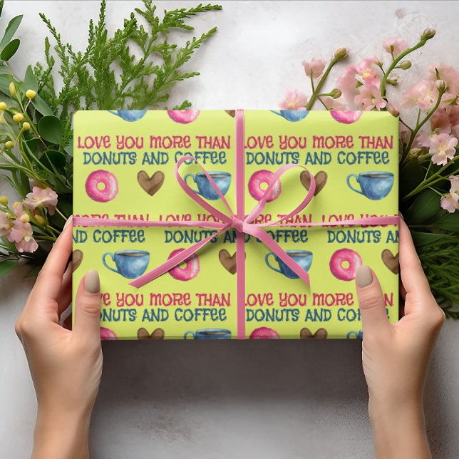 Presente Te Amo Mais Que Folhas De Papel De Moldagem De Ros (Let your Valentine know that you love them more than coffee and donuts with this fun wrapping paper!)