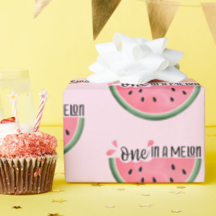 Presente Um Em Um Papel De Embalagem De Aniversário De Melã
