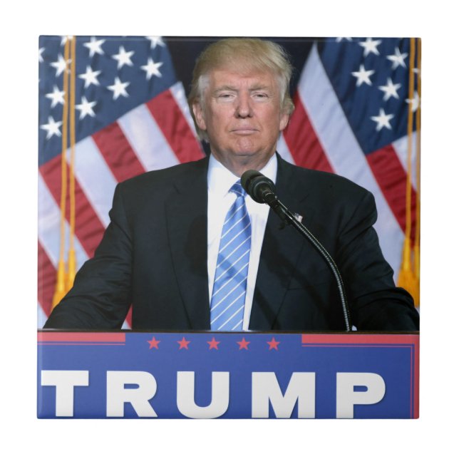 Presidente Donald Trump (Frente)