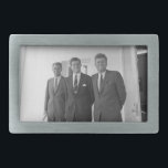 Presidente John Kennedy & Brothers American Camelo<br><div class="desc">O sol derrubou os três irmãos Kennedy, quando eles ficaram por baixo do portico branco familiar da Casa Branca. O presidente John F. Kennedy, o mais velho, inclinou-se contra um pilar, um sorriso choroso tocando em seus lábios. Seus irmãos mais novos, Robert e Ted, ficaram ao seu lado, seus rostos...</div>