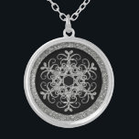 Preto, colar do floco de neve do OLHAR do brilho<br><div class="desc">Esta colar preta e de prata festiva do floco da neve do brilho do FALSO (IMPRESSO) combina o convite do casamento no inverno mostrado abaixo e faria um presente agradável a para dar a seus assistentes da festa de casamento como seus madrinha de casamento, damas de honra, e florista, ou...</div>