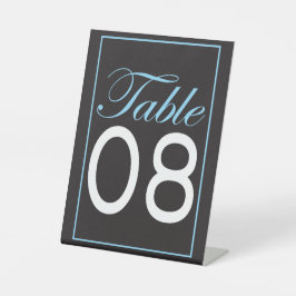 Preto e branco clássico com mesa azul-claro #