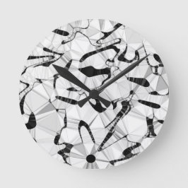 Preto e branco em relógio redondo em movimento