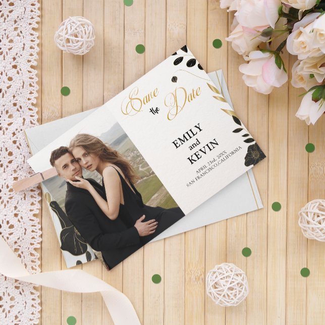 Preto e Branco Moderno Elegante, Floral, Cartão co (Elegant Modern Black and White, Gold Floral Save The Date)
