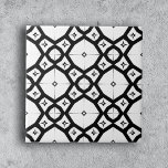 Preto Geométrico e Branco Moderno Simétrico<br><div class="desc">Esse azulejo cerâmico apresenta um design geométrico atraente, moderno e eterno. O intrincado padrão é composto por linhas pretas formando formas de diamante, cada uma contendo um diamante branco menor enfeitado com quatro pequenos triângulos em seus cantos. O arranjo meticuloso desses elementos cria uma ilusão ótica de profundidade e movimento,...</div>