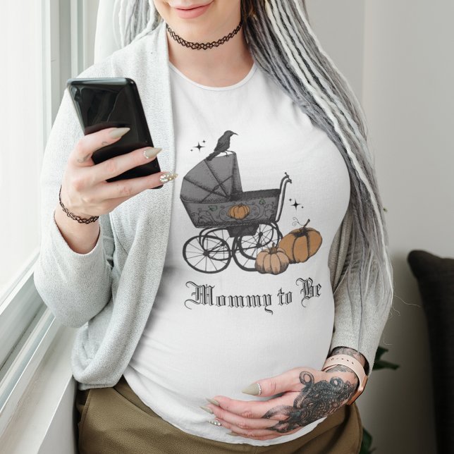 Preto Gótico Um Bebê Está Fazendo Chá de fraldas (Goth Mommy To Be Shirt. Gothic Baby Shower Gift. Hand Drawn Victorian Baby Carriage, Raven, Pumpkins)