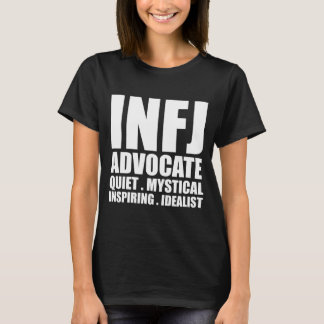 Preto introvertido da camisa do advogado T de INFJ