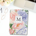 Primavera Azul Cor-de-água,, Cor-de-rosa, monogram<br><div class="desc">Personalize sua tecnologia com nossa cobertura de ar iPad Floral iPad de cor azul-rosa-azul monogramada. Apresentando uma charmosa mistura de aquarelas de hydrangea azul,  peônia rosa e rosa,  esta beleza pastel traz a essência do primavera ao seu dispositivo. Na moda,  único,  e um toque de felicidade botânica!</div>