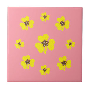 Primavera cor-de-rosa e amarelo, coberturas amarel