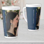 Primeira caneca de Natal do Casal Personalizado<br><div class="desc">Celebre seu primeiro Natal como um casal com este Casal Personalizado Primeira Caça de Natal. Esta caneca festiva apresenta um design delicioso mostrando seus nomes em uma fonte sans-serif elegante em uma charmosa faixa azul, acompanhada pela sua data especial. O lado oposto oferece espaço para uma foto carinhosa que captura...</div>
