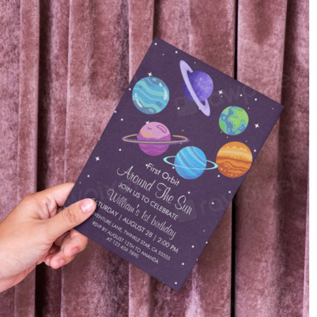 Primeira órbita em torno do convite para primeiro  (Criador carregado)