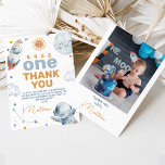 Primeira viagem em torno do Cartões de agradecimen<br><div class="desc">Primeira viagem em torno do Cartões de agradecimentos do primeiro aniversario Sol Novo espaço exterior ou primeira viagem ao redor do primeiro cartões de agradecimentos de aniversário do Sol com um pequeno sol, planeta, estrelas, nave espacial e homem espacial. A primeira viagem deste rapaz ao redor do cartões de agradecimentos...</div>