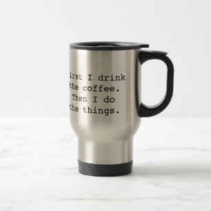 Primeiramente eu bebo a caneca de viagem do café