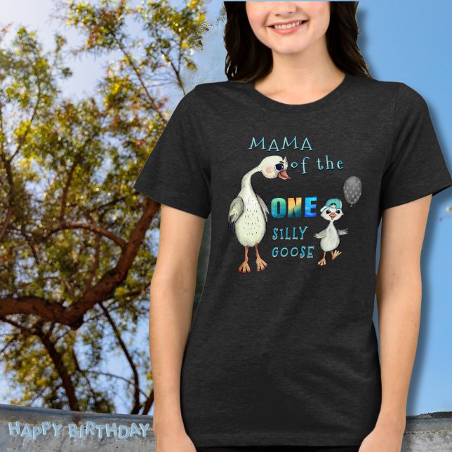 Primeiro aniversário - Mamãe do Ganso Bobo Único (First Birthday - Mama of the One Silly Goose Tri-Blend Shirt)